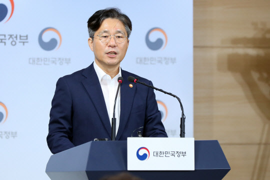 성윤모 산업통상자원부 장관이 24일 오전 서울 종로구 정부서울청사 브리핑룸에서 일본 수출무역관리령 개정안 관련 정부 의견서 제출 관련 브리핑을 하고 있다. 이날 우리 정부는 불충분한 사유에 기인한 일본 정부의 한국에 대한 수출규제 강화 조치에 대해 유감의 뜻과 개정안 철회의 내용을 담은 의견서를 일본 정부에 전달했다. 연합뉴스